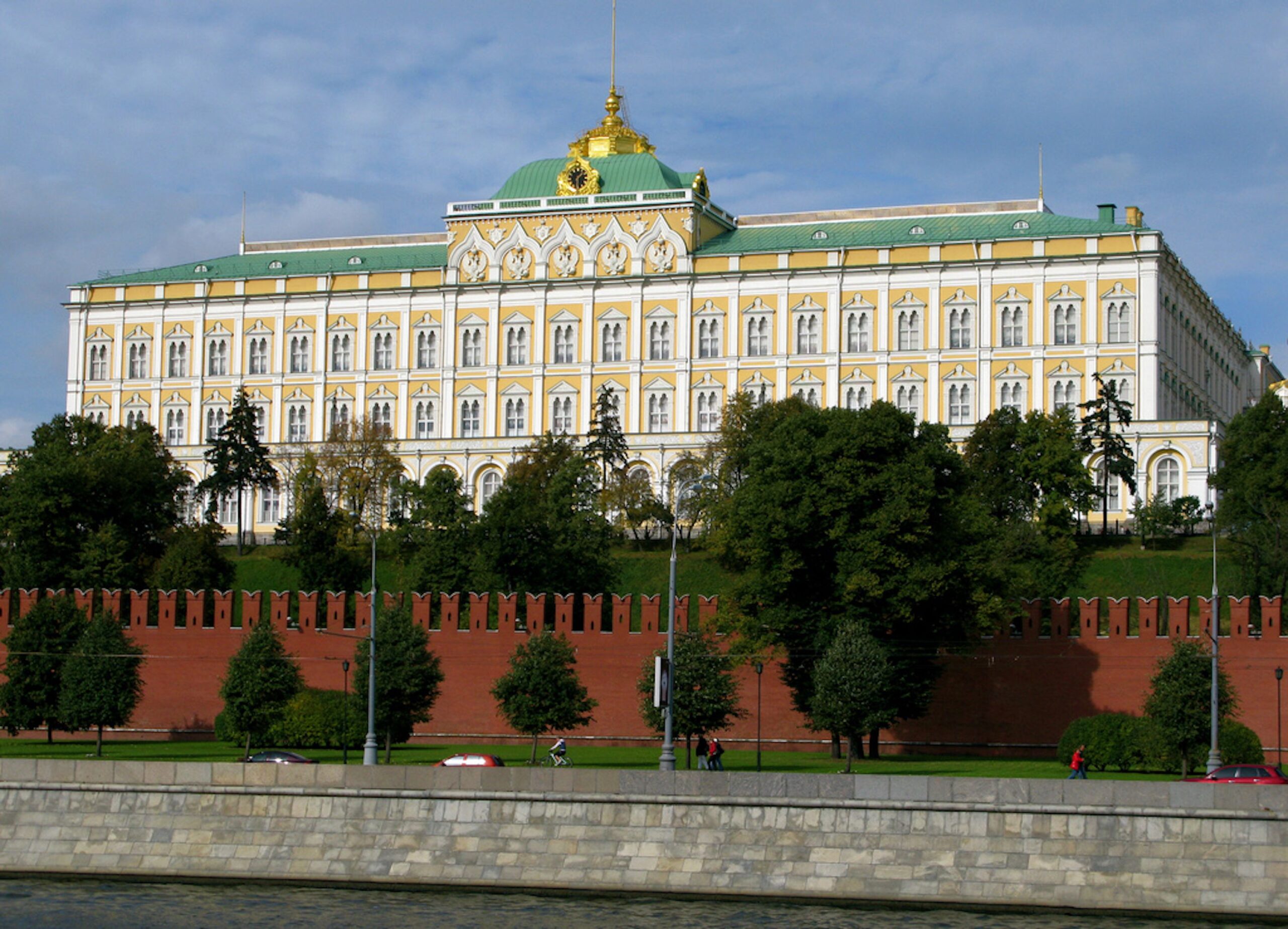 Стены Кремля и резиденция Президента