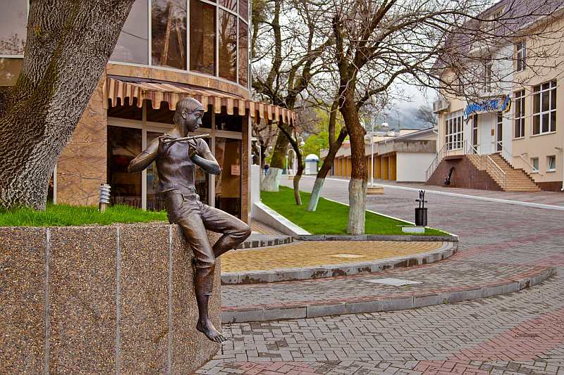 бронзовая скульптура «Флейтист», Геленджик