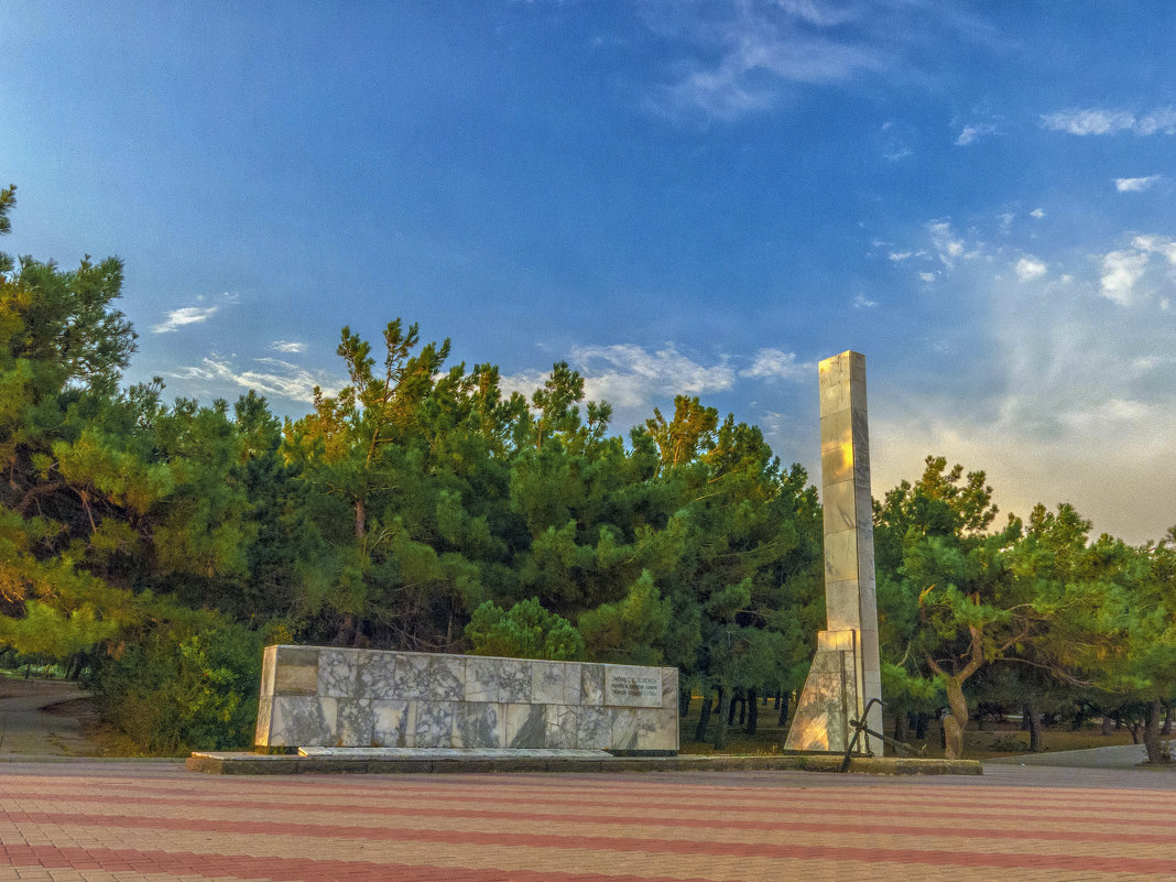 Памятник экипажу сейнера «Топорок», Геленджик