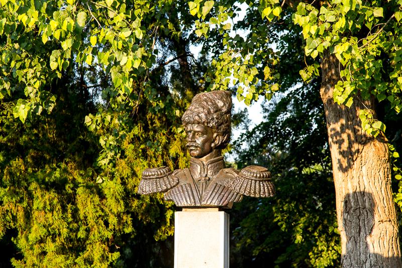 Памятник А.Д. Безкровному в Анапе