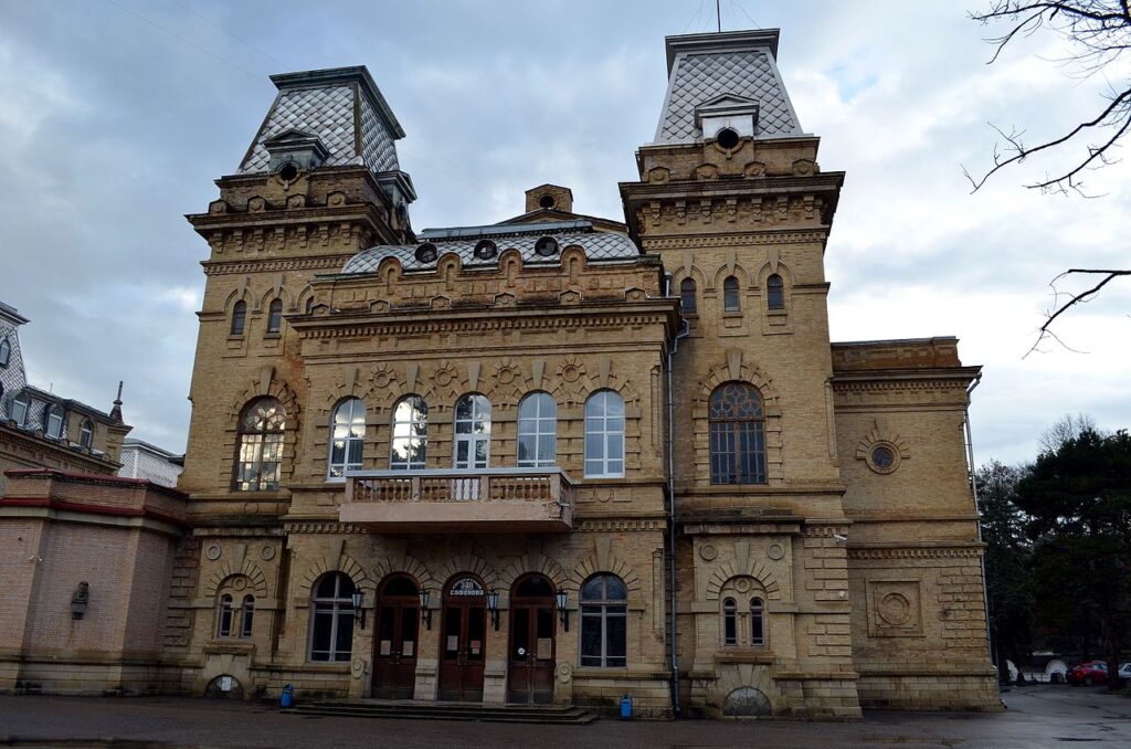 Государственная Филармония Кисловодска, адрес: проспект Карла Маркса, 3а.