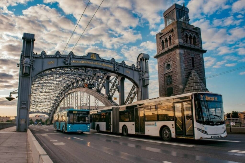 Автоб едет по мосту в Санкт Петербурге