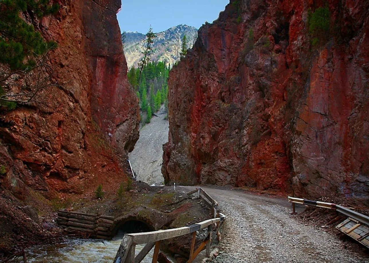 Фотография красных ворот в Акташе, Алтай